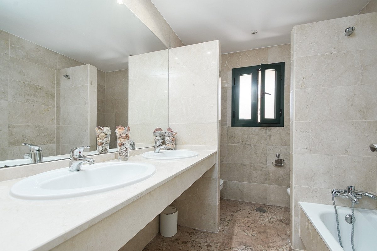 3 Bed Middle Floor Apartment in San Pedro de Alcántara