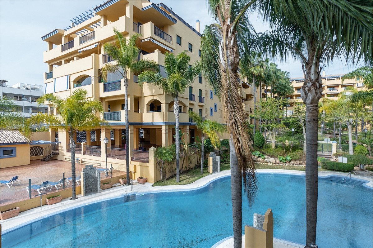 3 Bed Middle Floor Apartment in San Pedro de Alcántara
