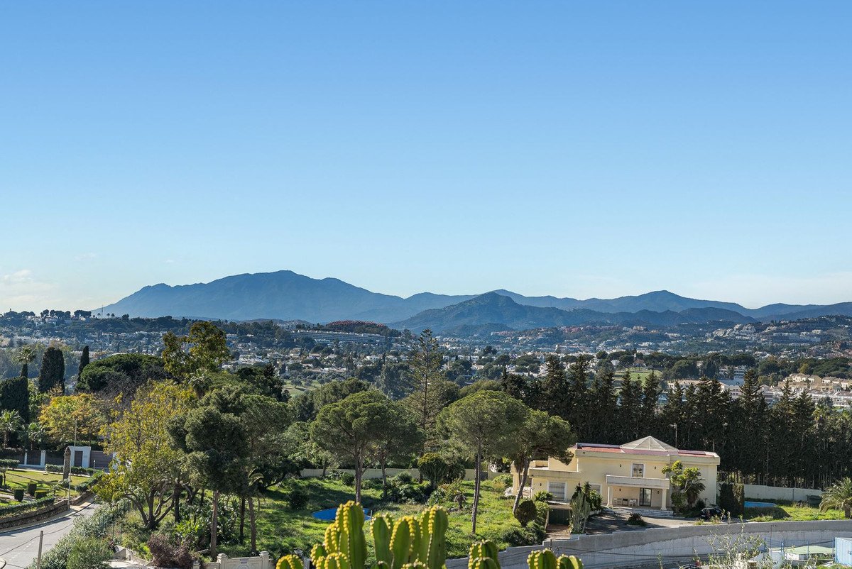 3 Bed Middle Floor Apartment in Marbella