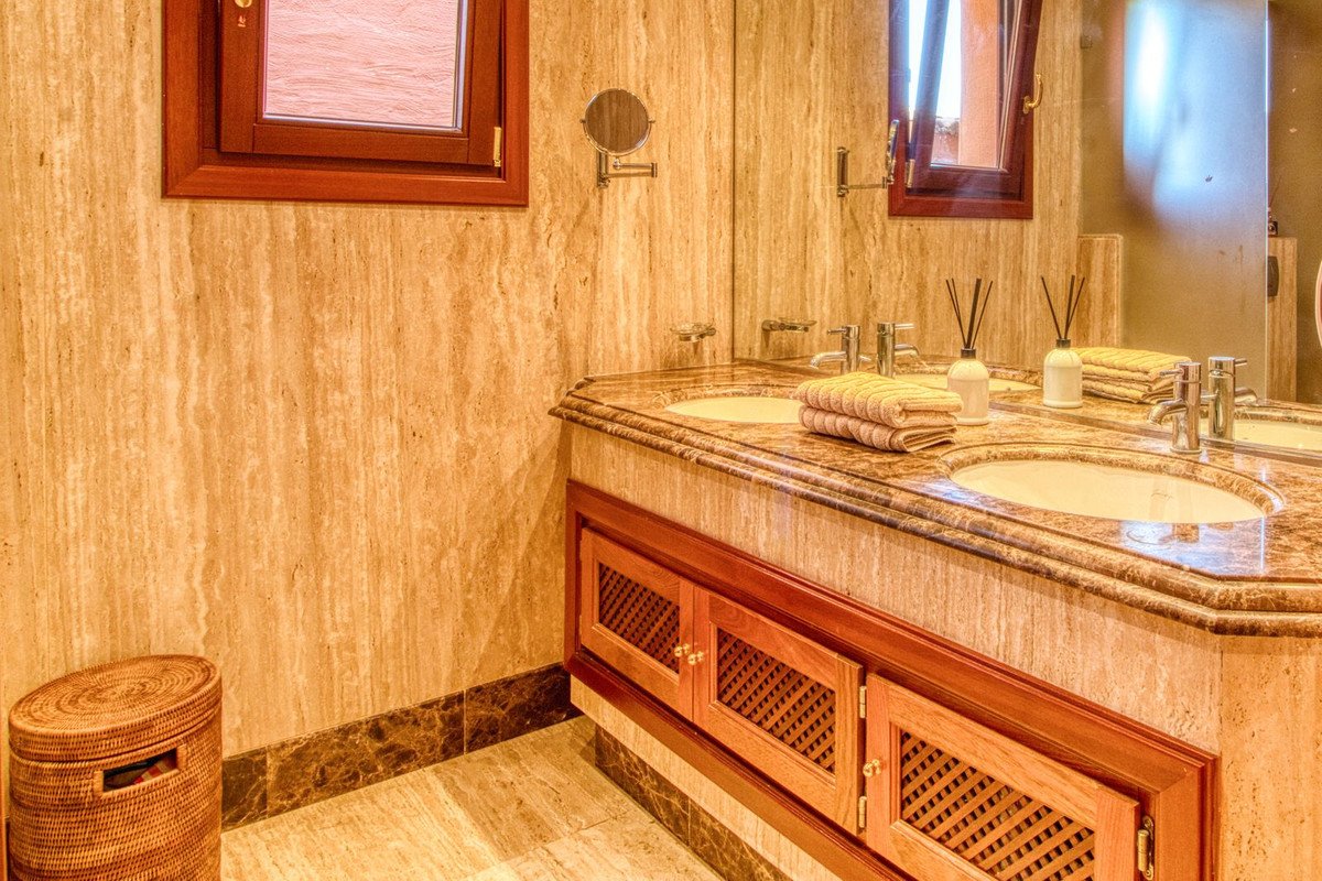 2 Bed Middle Floor Apartment in Estepona