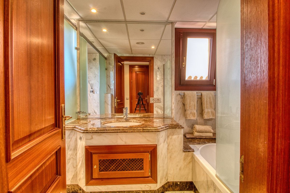 2 Bed Middle Floor Apartment in Estepona