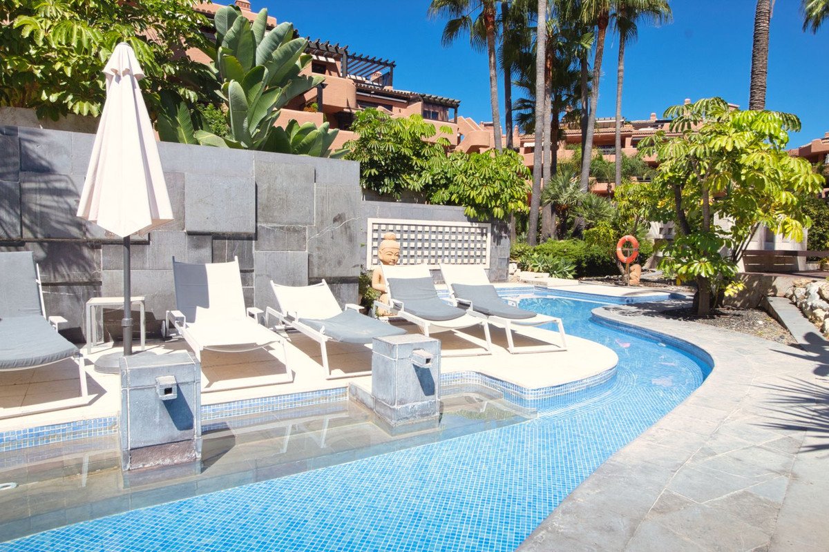 2 Bed Middle Floor Apartment in Estepona