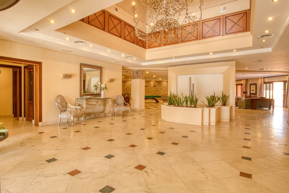 2 Bed Middle Floor Apartment in Estepona