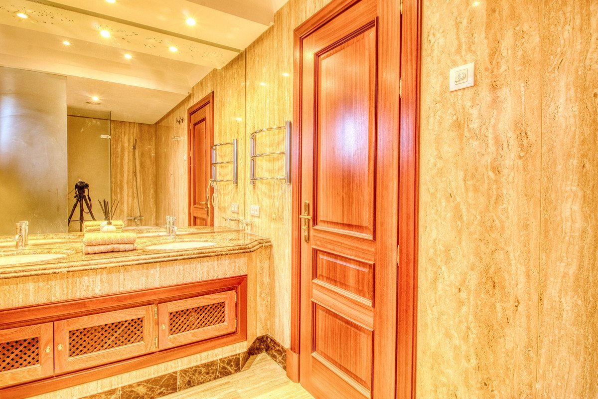 2 Bed Middle Floor Apartment in Estepona