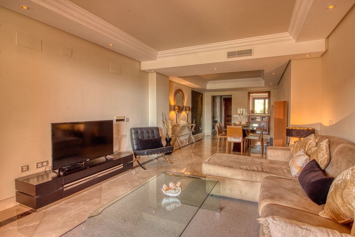 2 Bed Middle Floor Apartment in Estepona