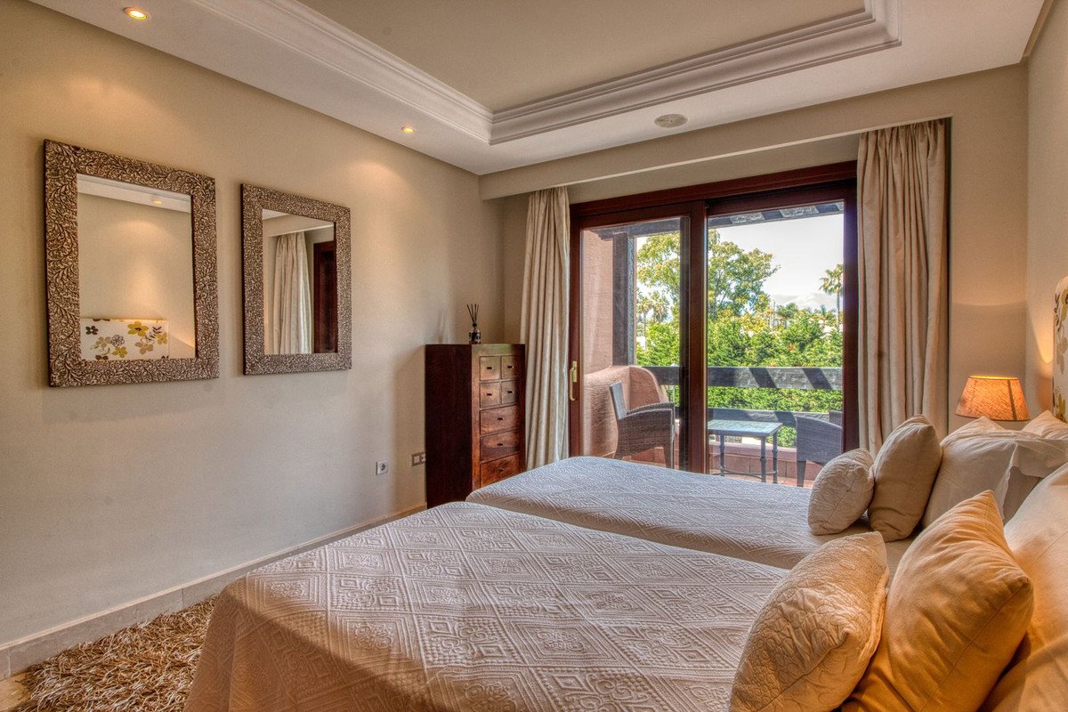 2 Bed Middle Floor Apartment in Estepona