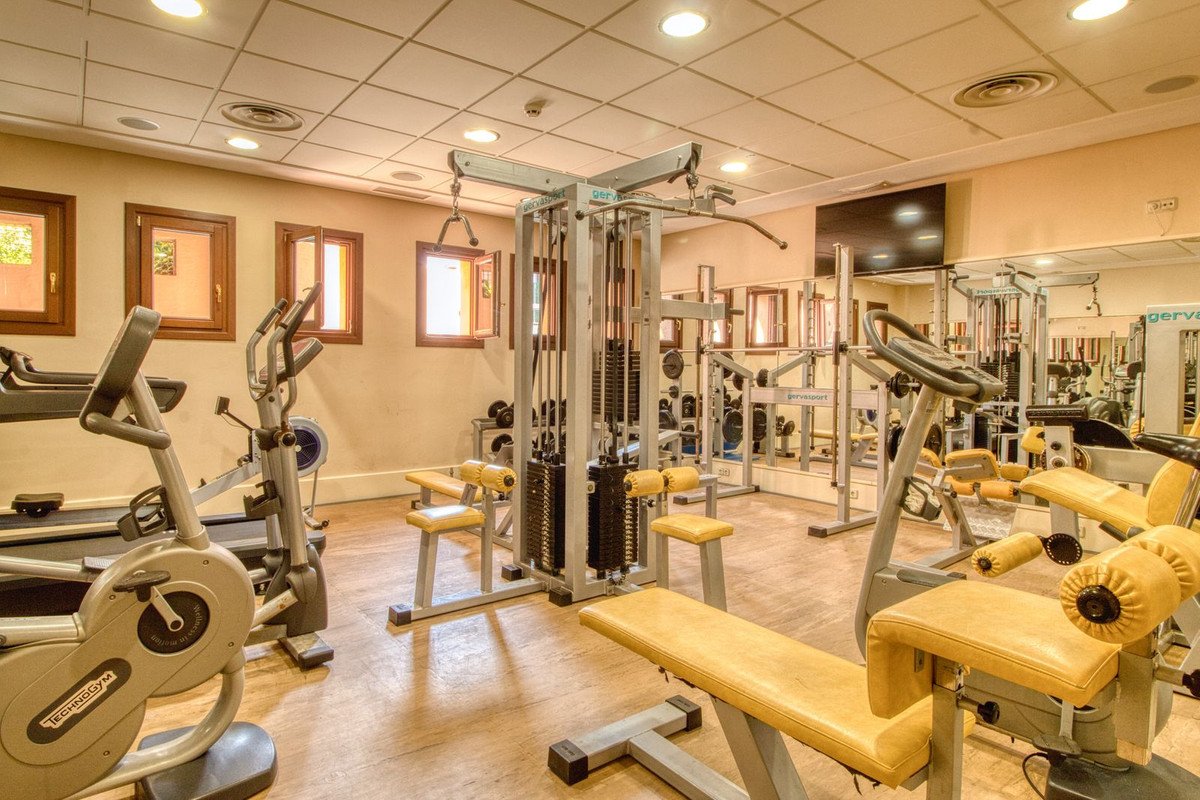 2 Bed Middle Floor Apartment in Estepona