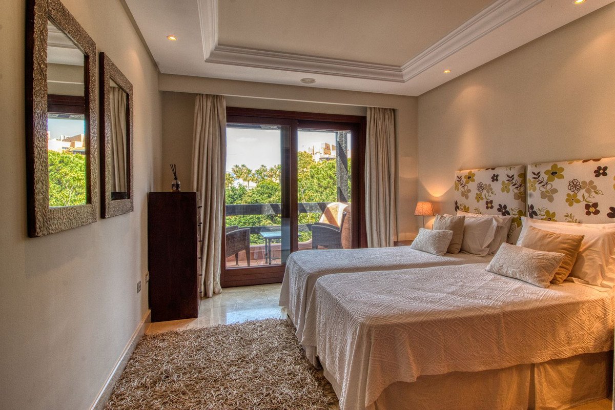 2 Bed Middle Floor Apartment in Estepona