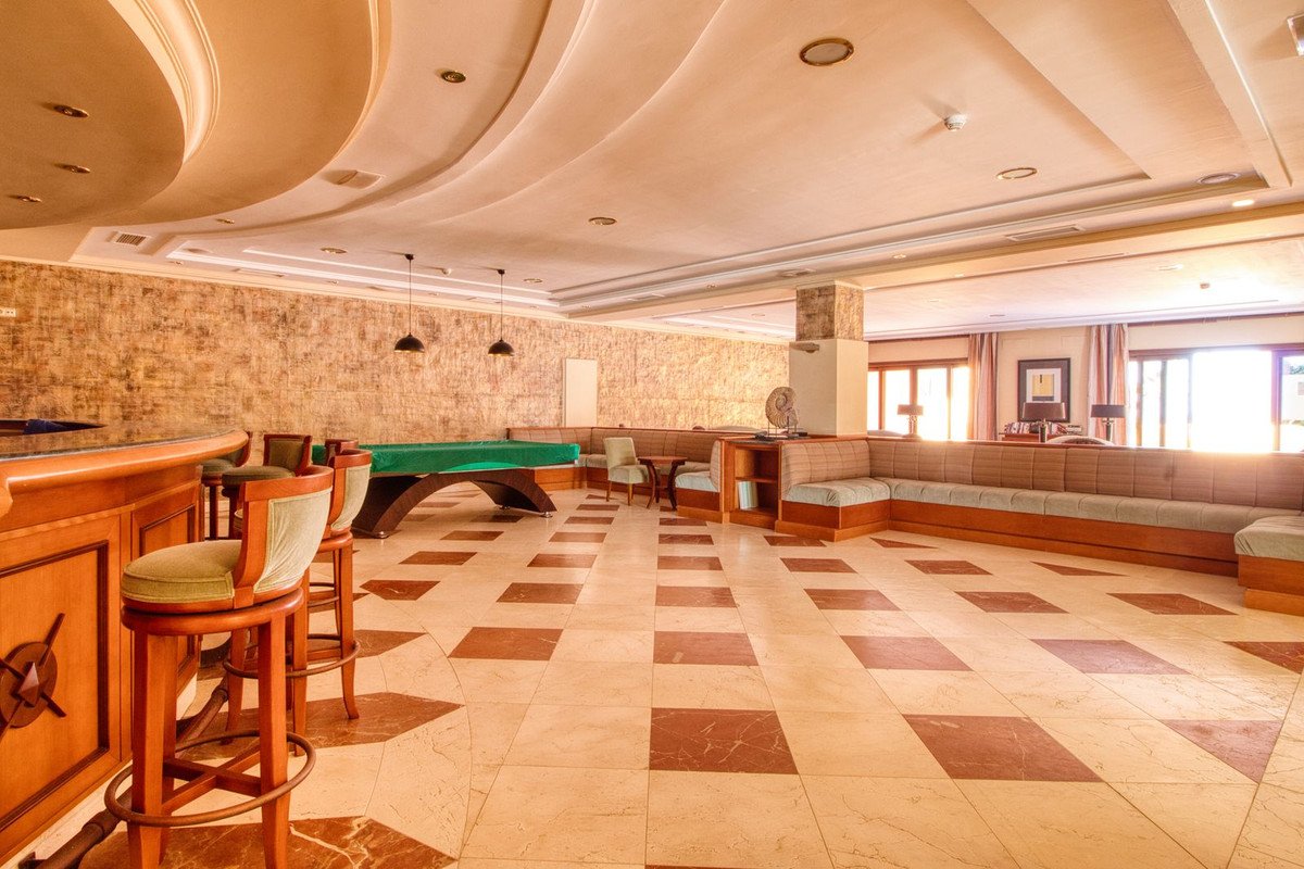 2 Bed Middle Floor Apartment in Estepona