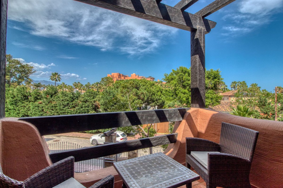 2 Bed Middle Floor Apartment in Estepona