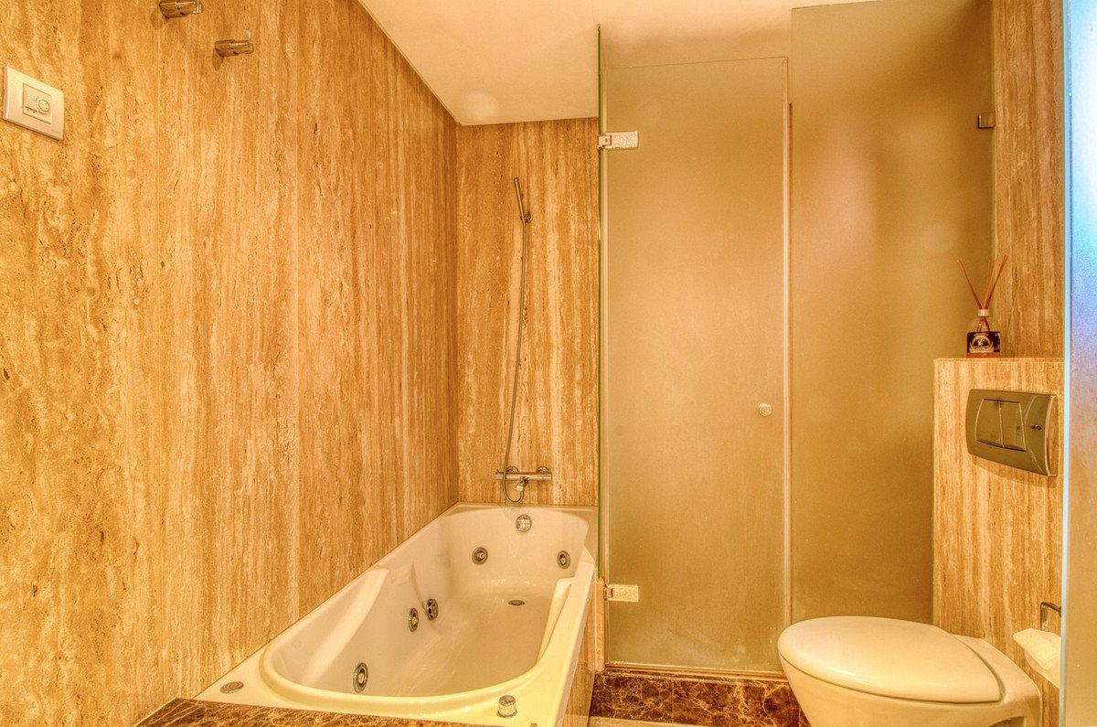 2 Bed Middle Floor Apartment in Estepona