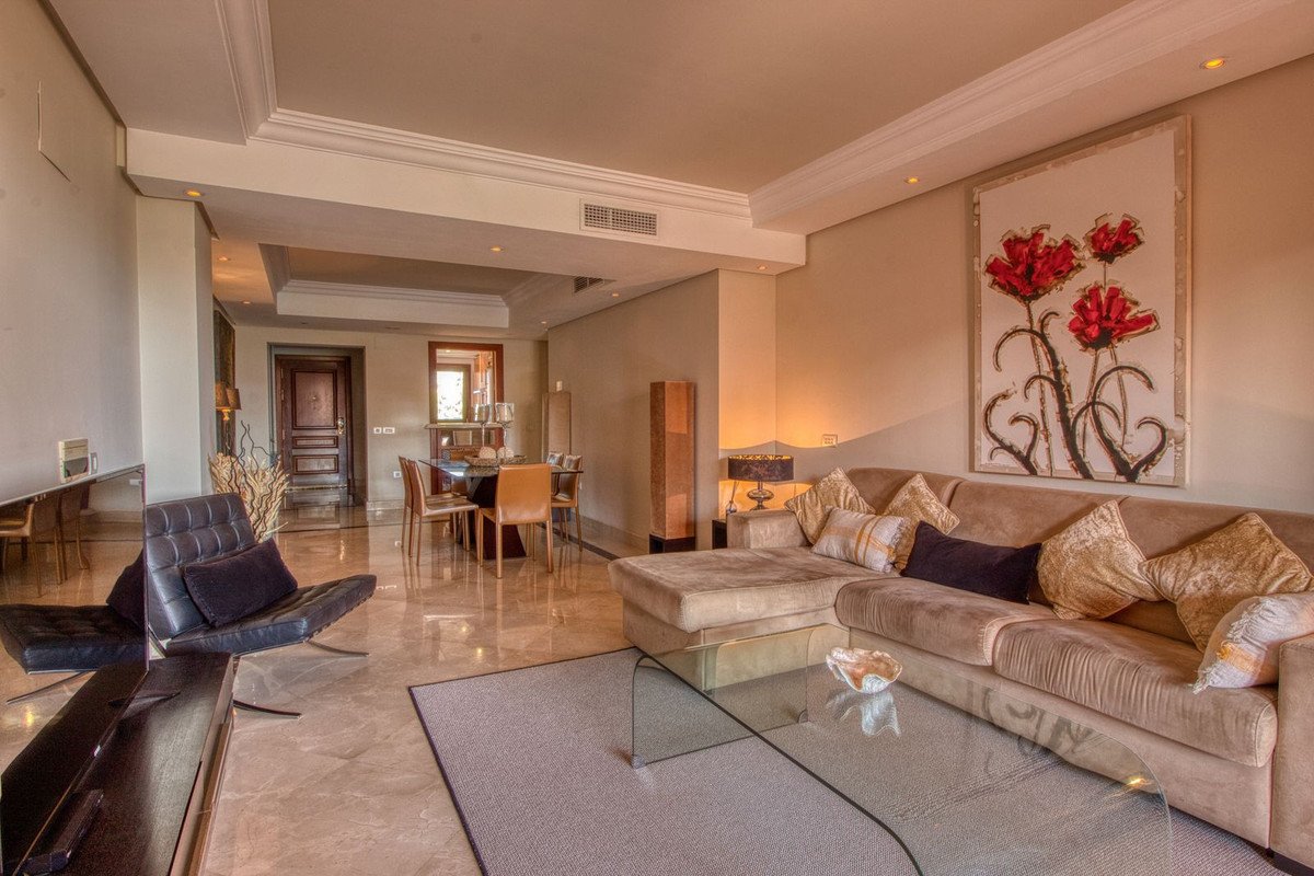 2 Bed Middle Floor Apartment in Estepona