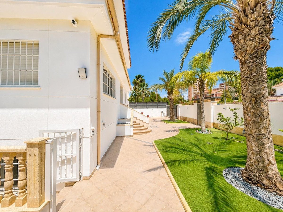 4 Bed Detached Villa in Campoamor