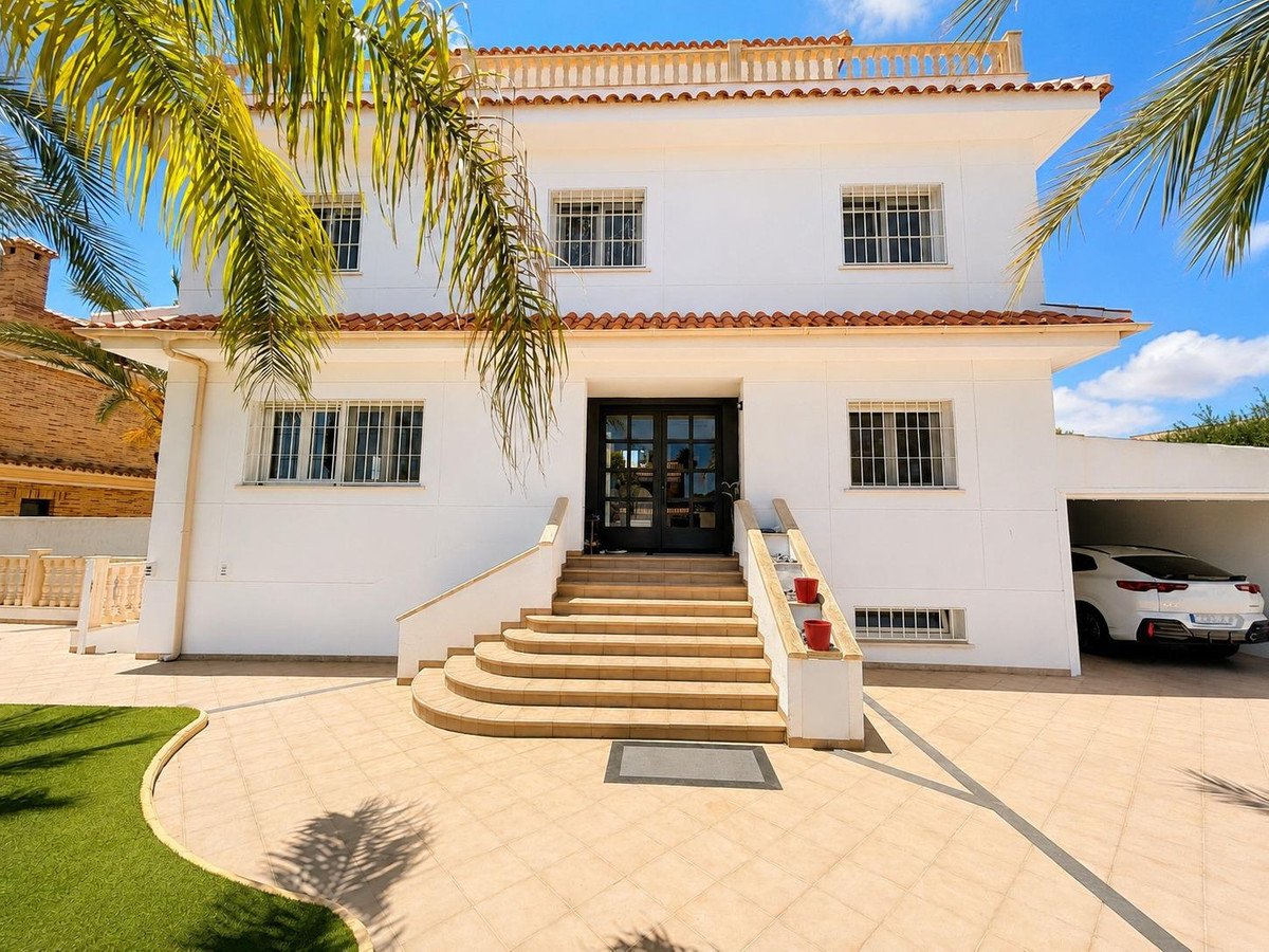 4 Bed Detached Villa in Campoamor
