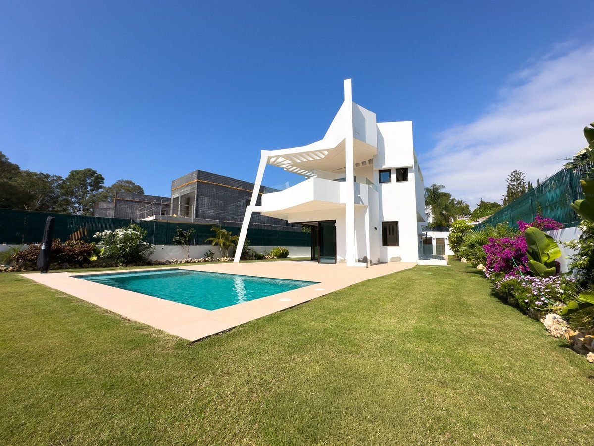4 Bed Detached Villa in Estepona