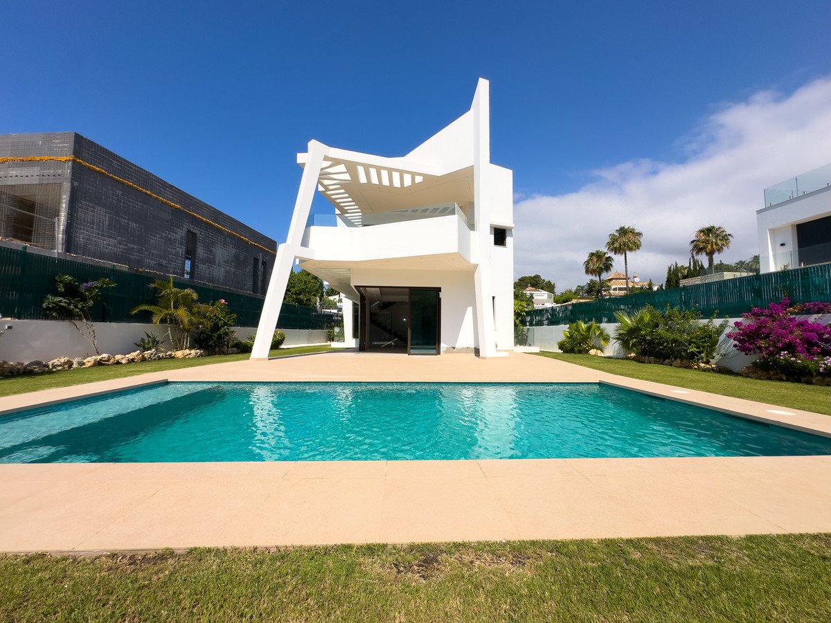 4 Bed Detached Villa in Estepona