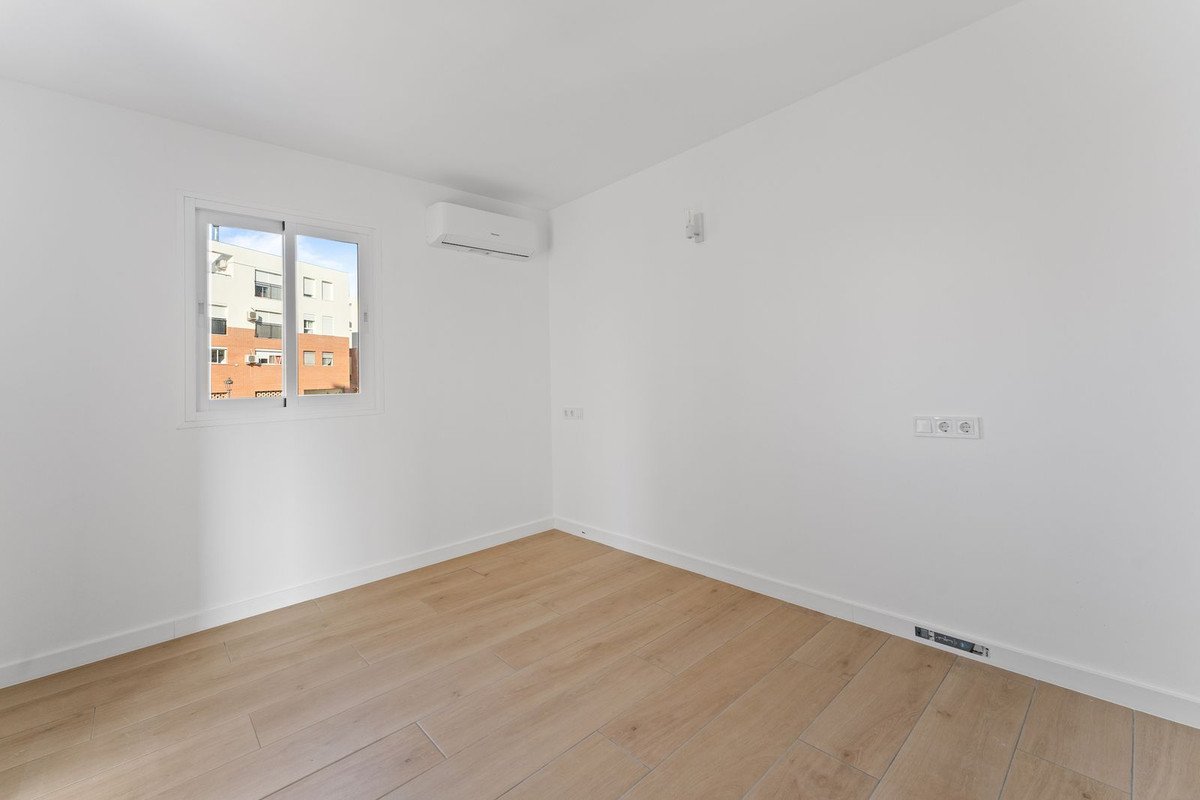 2 Bed Middle Floor Apartment in Estepona