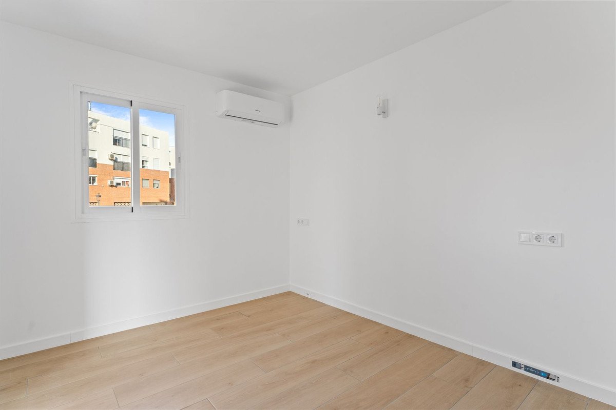 2 Bed Middle Floor Apartment in Estepona