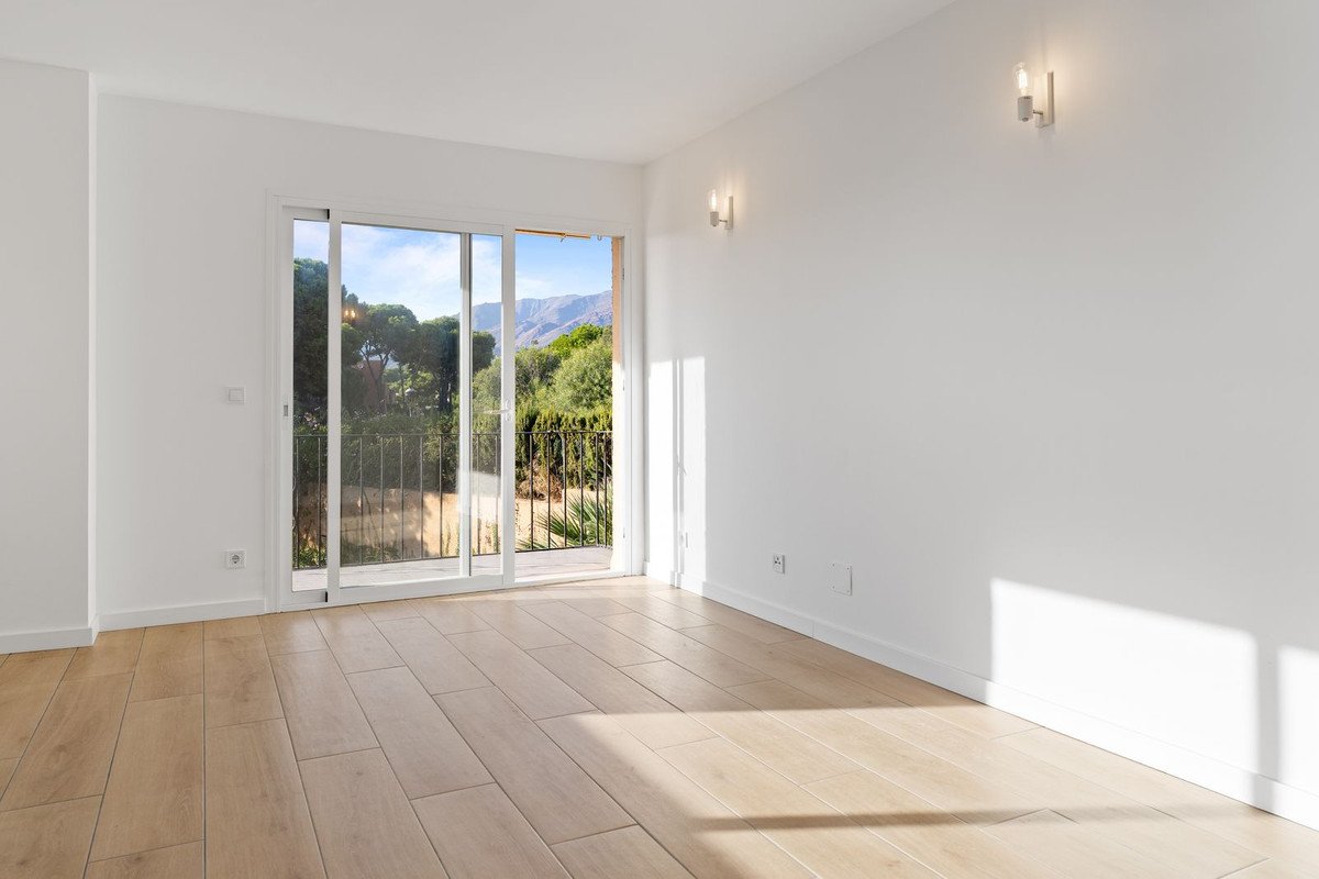 2 Bed Middle Floor Apartment in Estepona