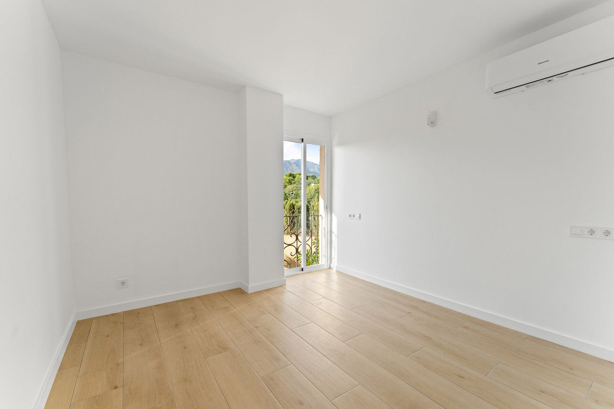 2 Bed Middle Floor Apartment in Estepona