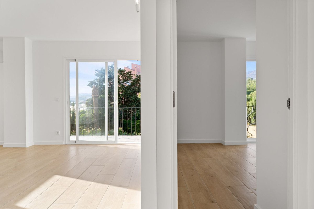 2 Bed Middle Floor Apartment in Estepona