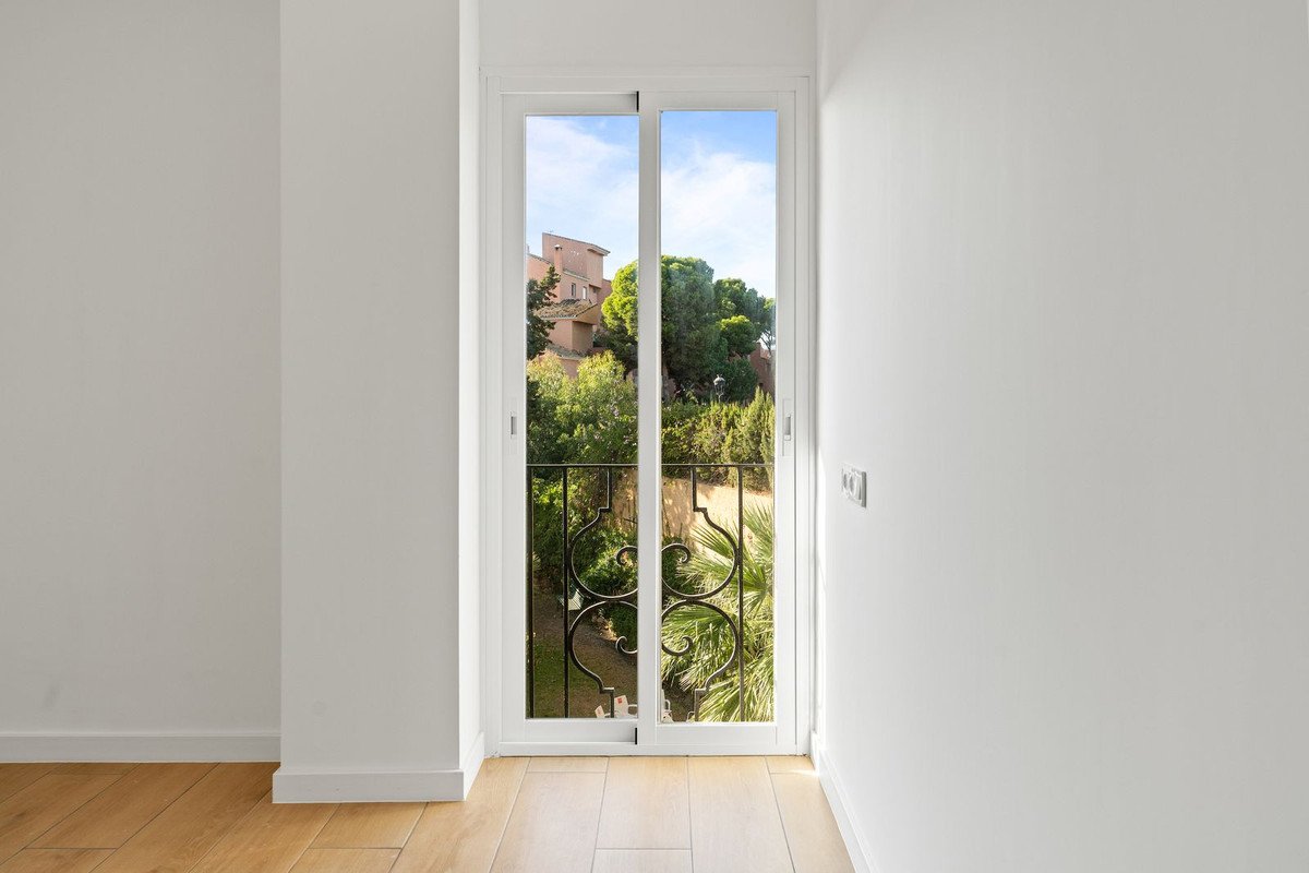 2 Bed Middle Floor Apartment in Estepona