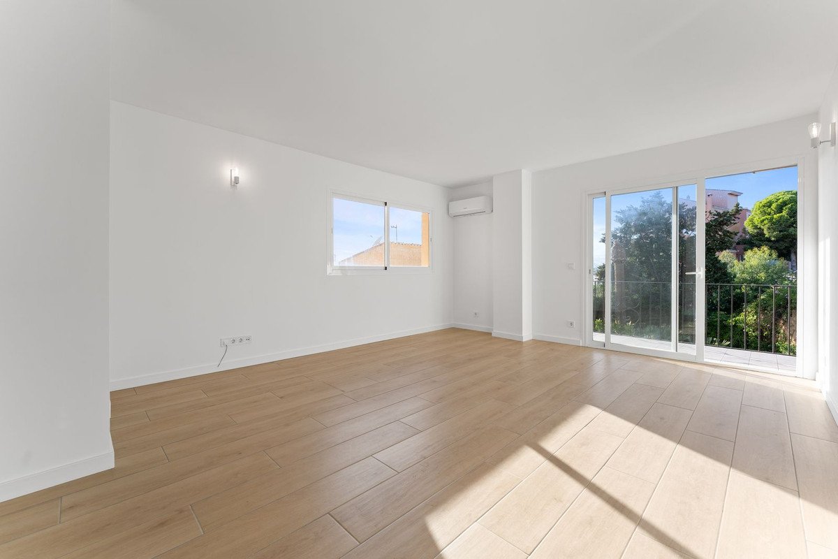 2 Bed Middle Floor Apartment in Estepona