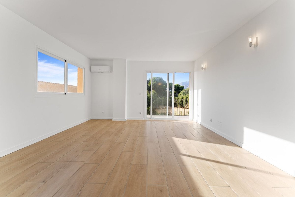 2 Bed Middle Floor Apartment in Estepona