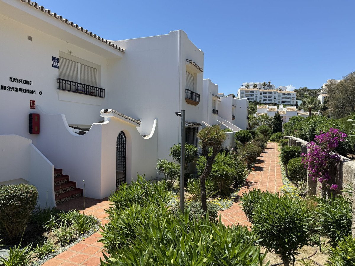2 Bed Ground Floor Apartment in Miraflores