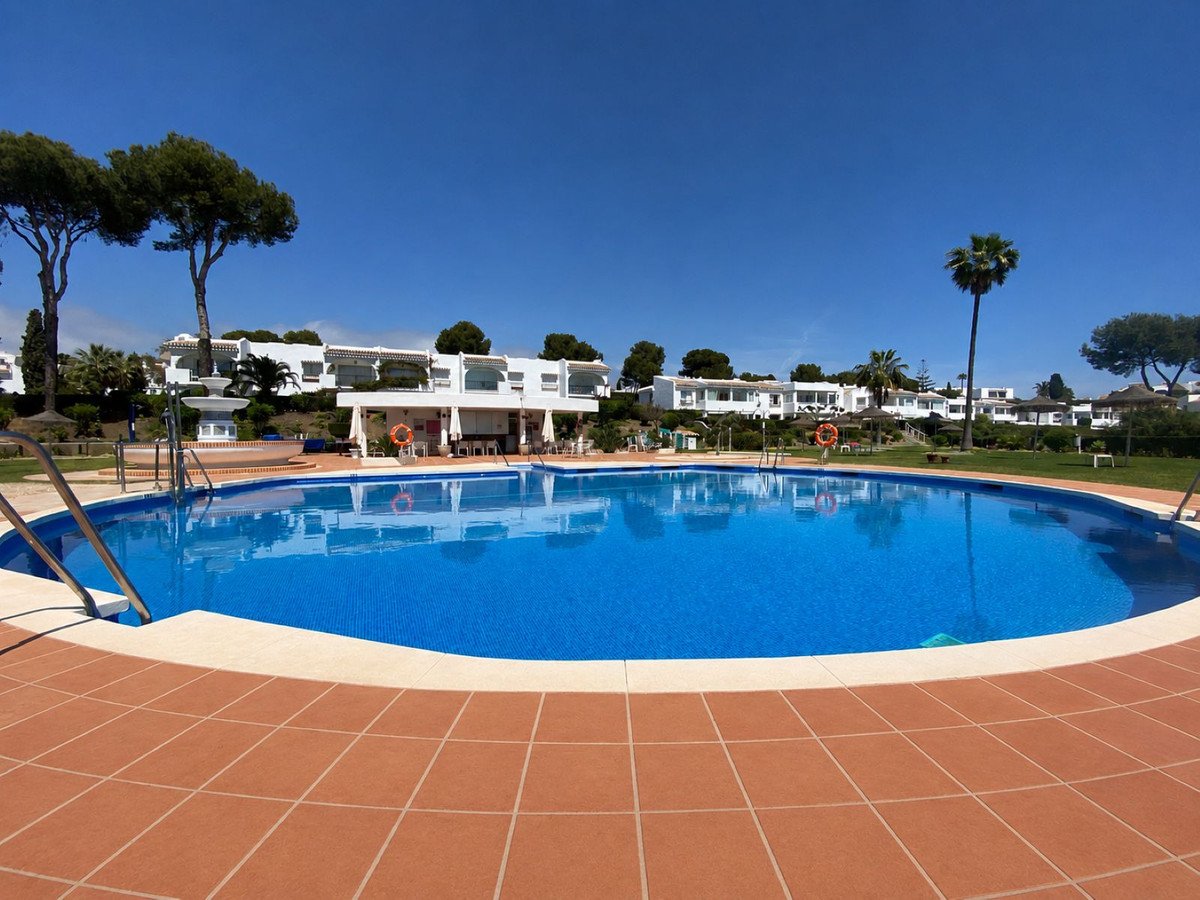 2 Bed Ground Floor Apartment in Miraflores