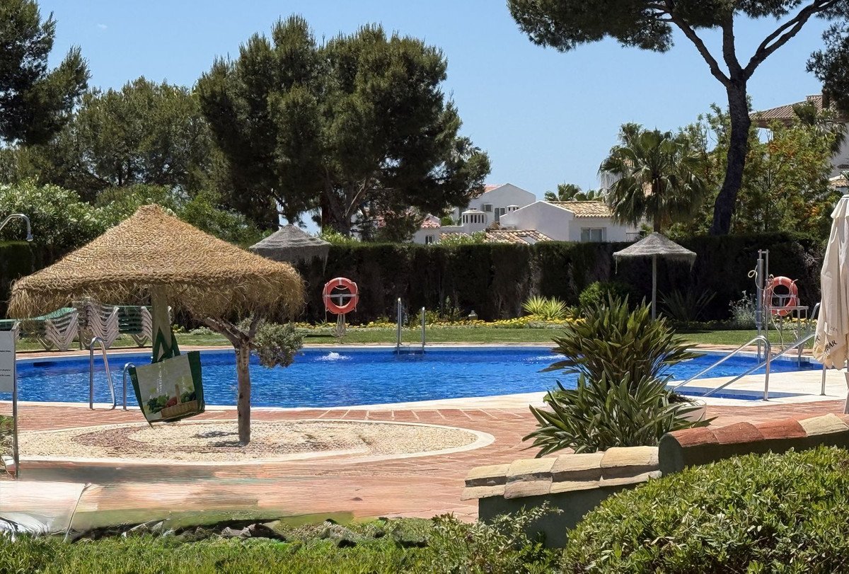 2 Bed Ground Floor Apartment in Miraflores