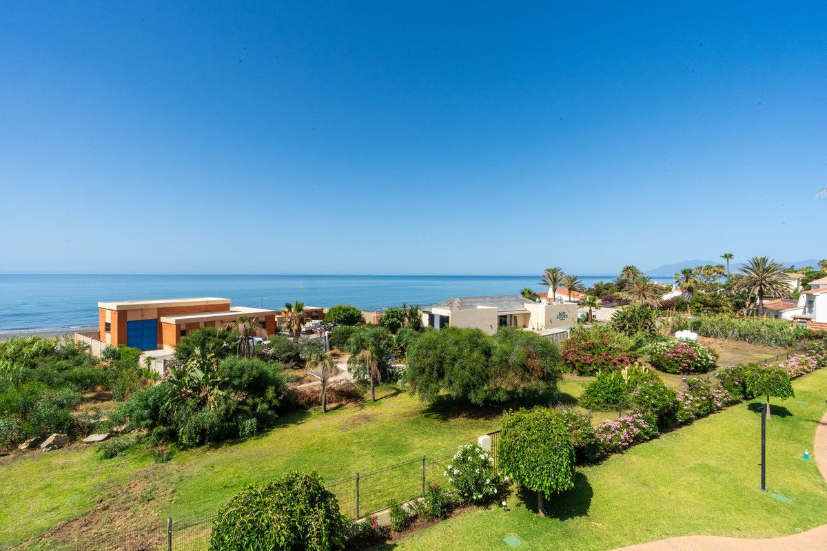 3 Bed Middle Floor Apartment in Elviria