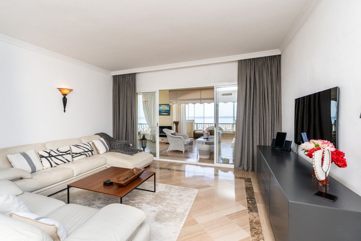 3 Bed Middle Floor Apartment in Elviria