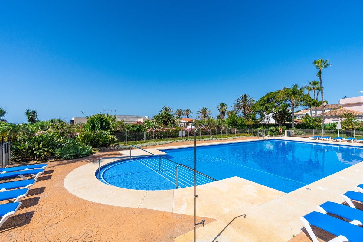 3 Bed Middle Floor Apartment in Elviria