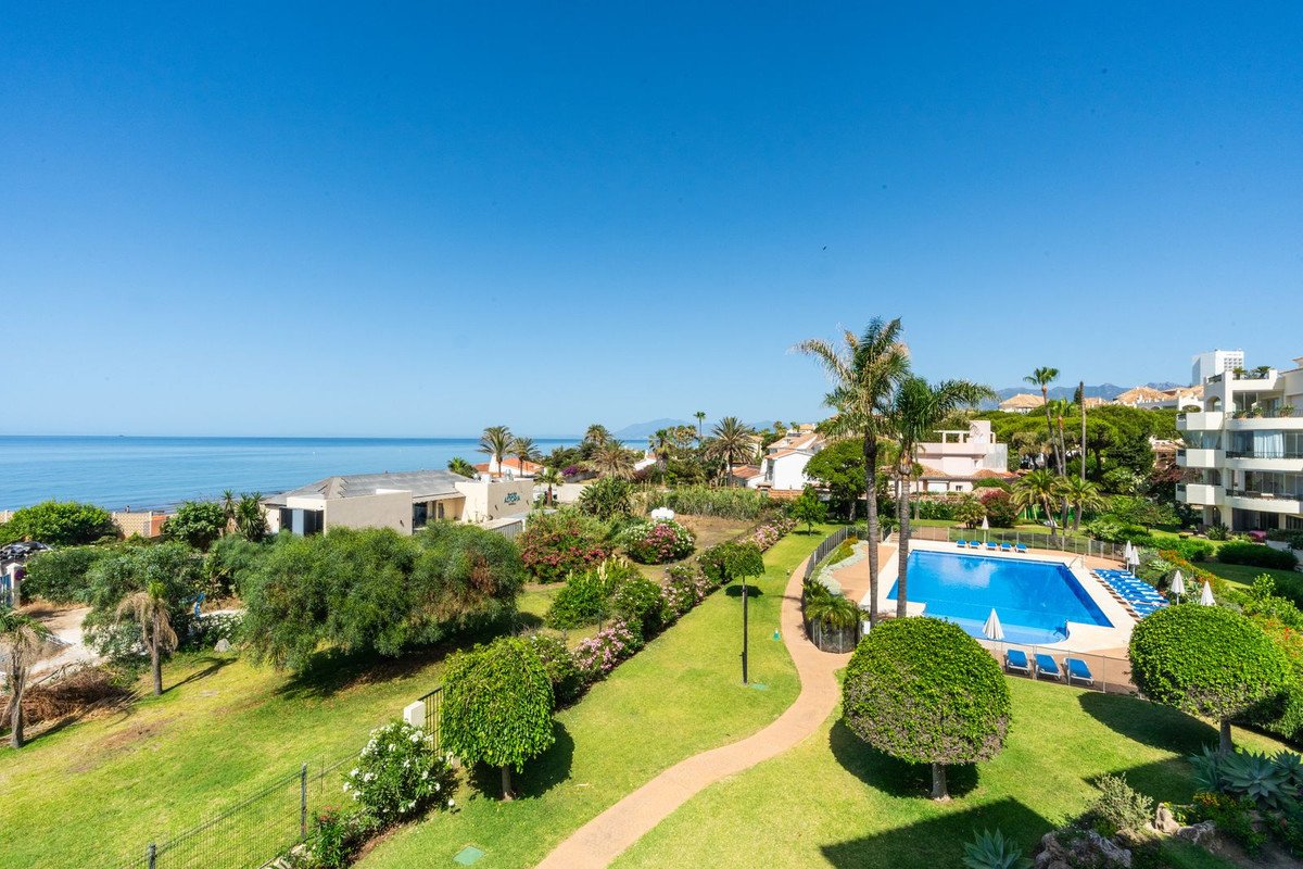 3 Bed Middle Floor Apartment in Elviria