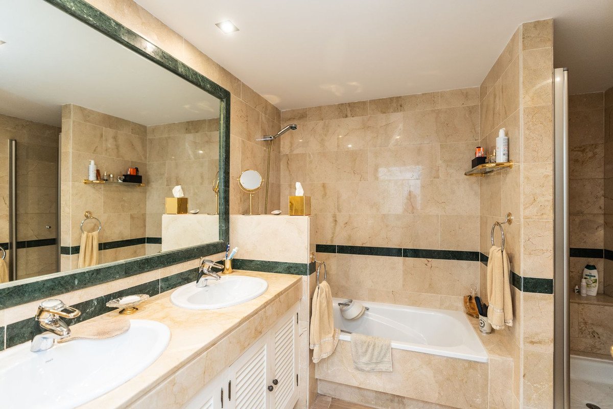 3 Bed Middle Floor Apartment in Elviria