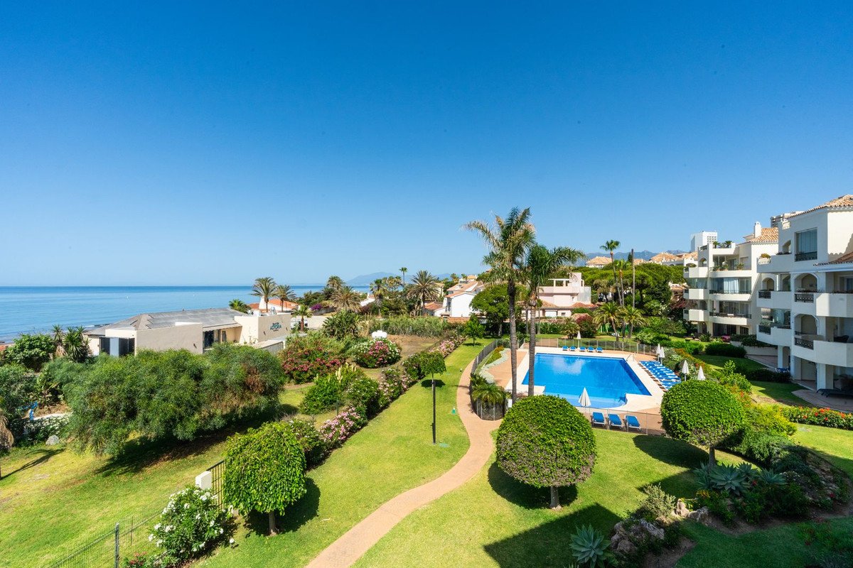 3 Bed Middle Floor Apartment in Elviria