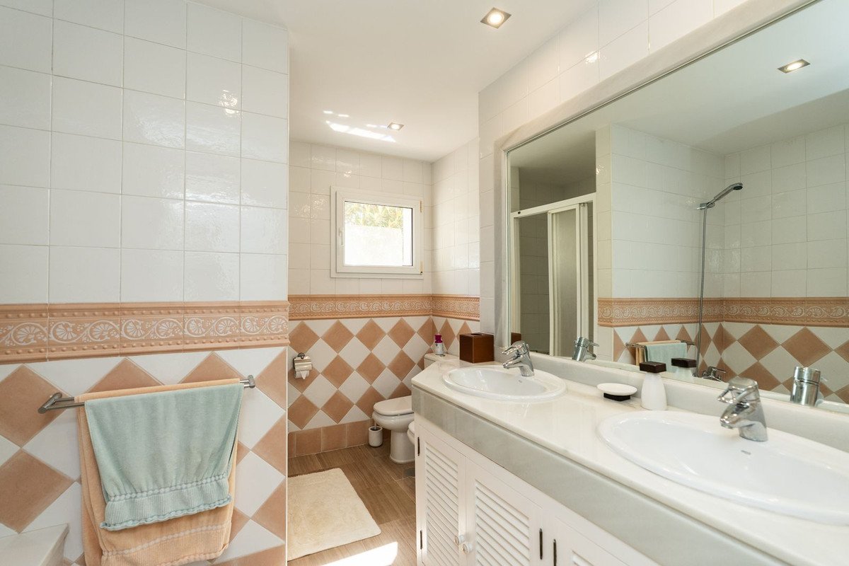 3 Bed Middle Floor Apartment in Elviria