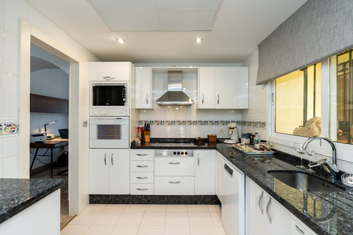 3 Bed Middle Floor Apartment in Elviria