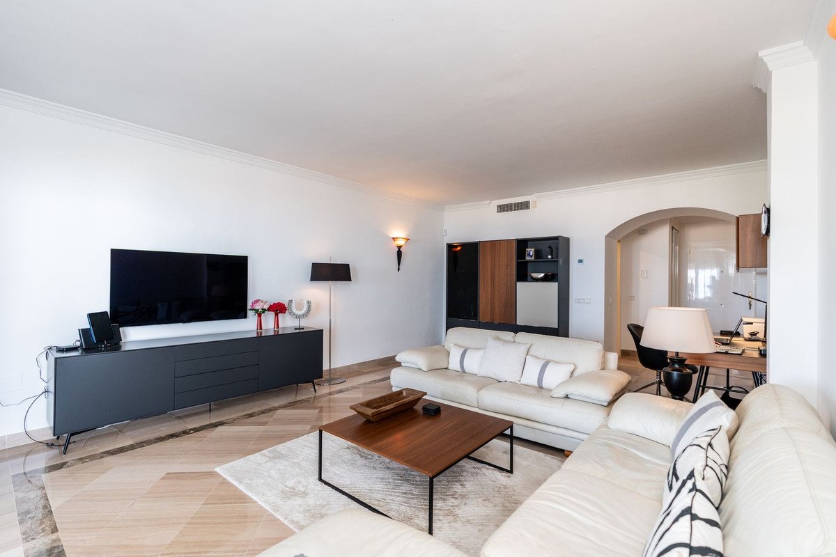 3 Bed Middle Floor Apartment in Elviria