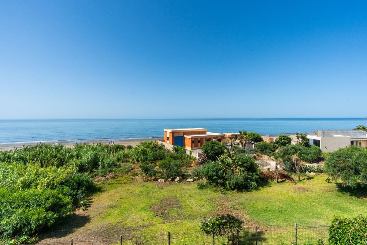 3 Bed Middle Floor Apartment in Elviria