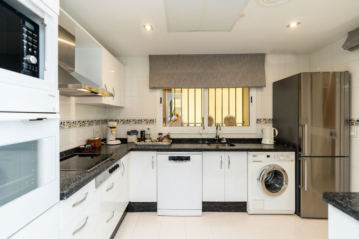 3 Bed Middle Floor Apartment in Elviria