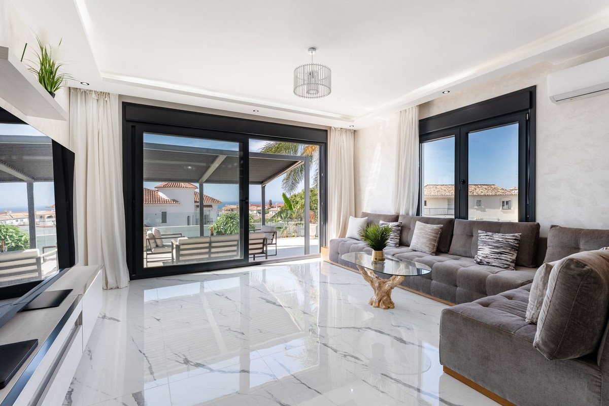 4 Bed Detached Villa in Riviera del Sol