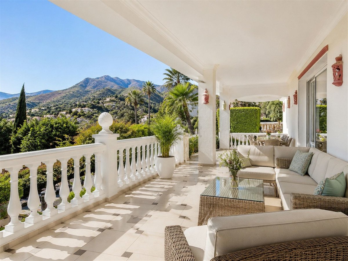 6 Bed Detached Villa in Hacienda Las Chapas
