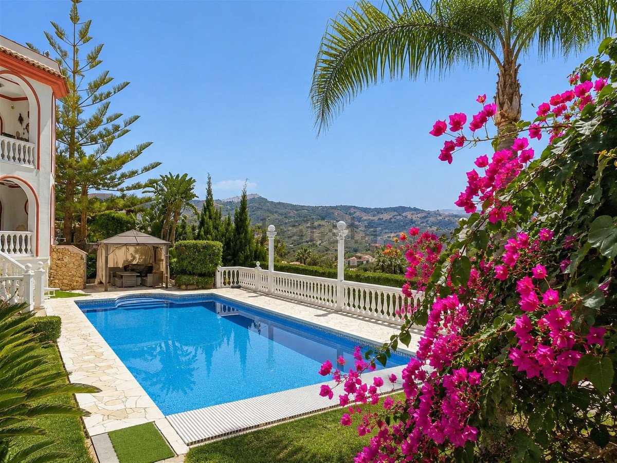 6 Bed Detached Villa in Hacienda Las Chapas