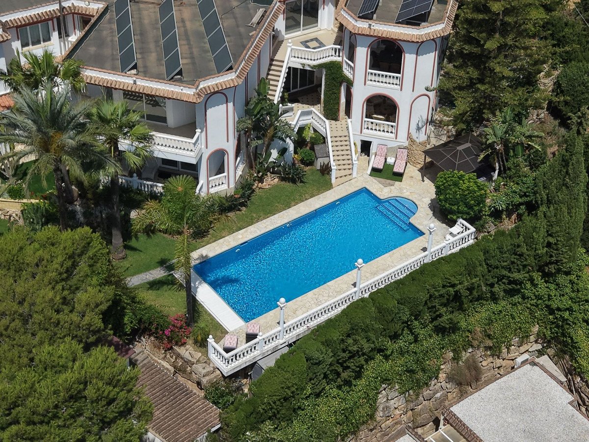 6 Bed Detached Villa in Hacienda Las Chapas