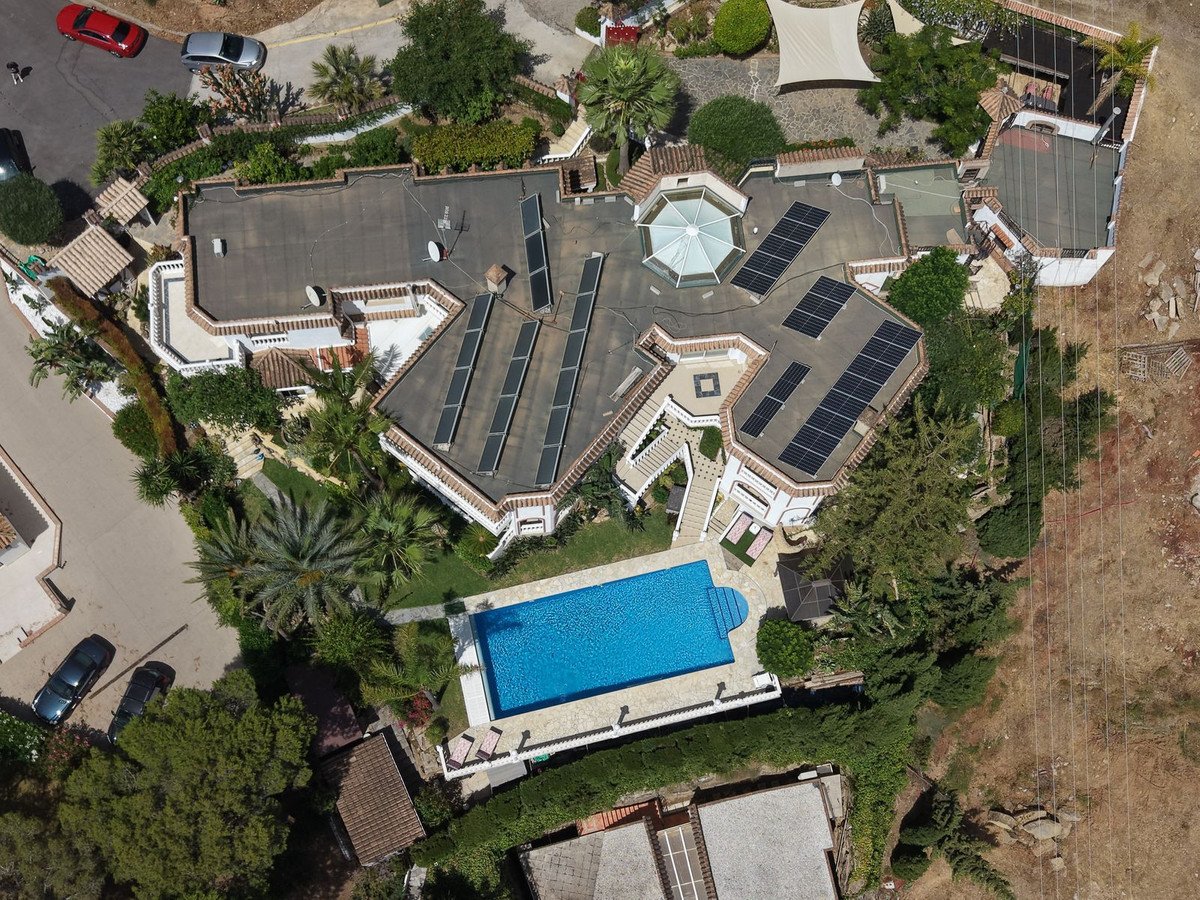 6 Bed Detached Villa in Hacienda Las Chapas