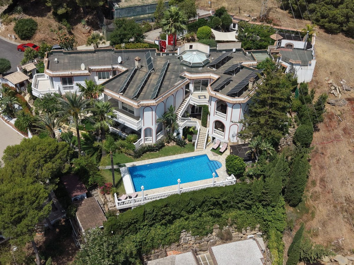 6 Bed Detached Villa in Hacienda Las Chapas