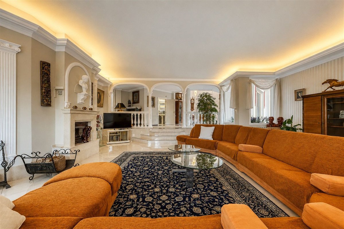 6 Bed Detached Villa in Hacienda Las Chapas