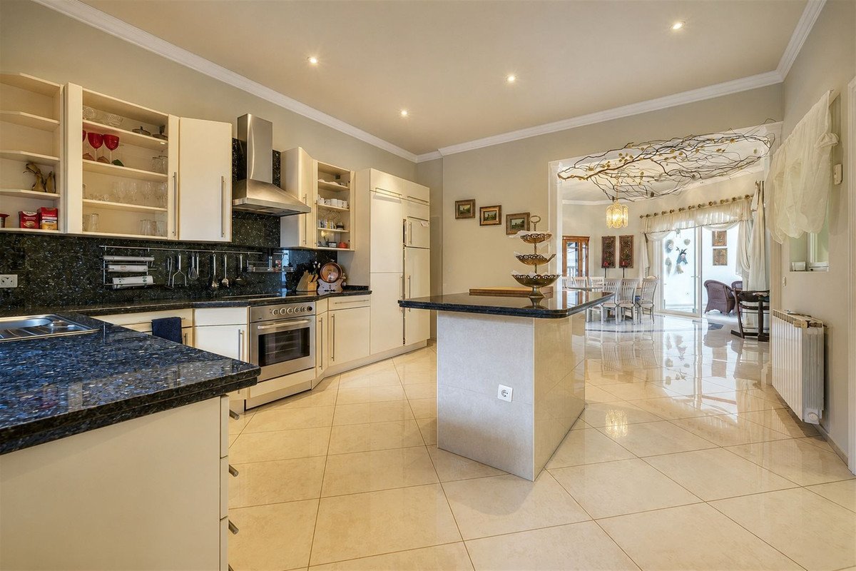 6 Bed Detached Villa in Hacienda Las Chapas
